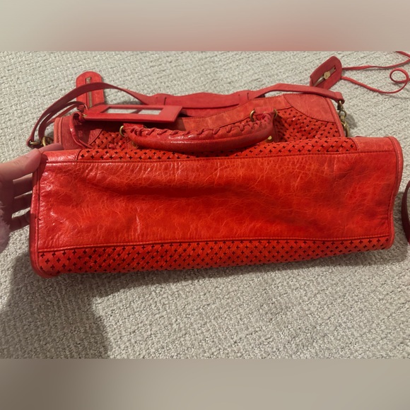 BALENCIAGA 
Agneau Laser Cut Cross Classic Gold Hardware City Tomate - Picture 6 of 13